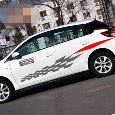 Nálepka na karosériu auta v štýle pretekárskej vlajky